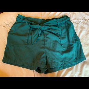 Shorts with tie in front